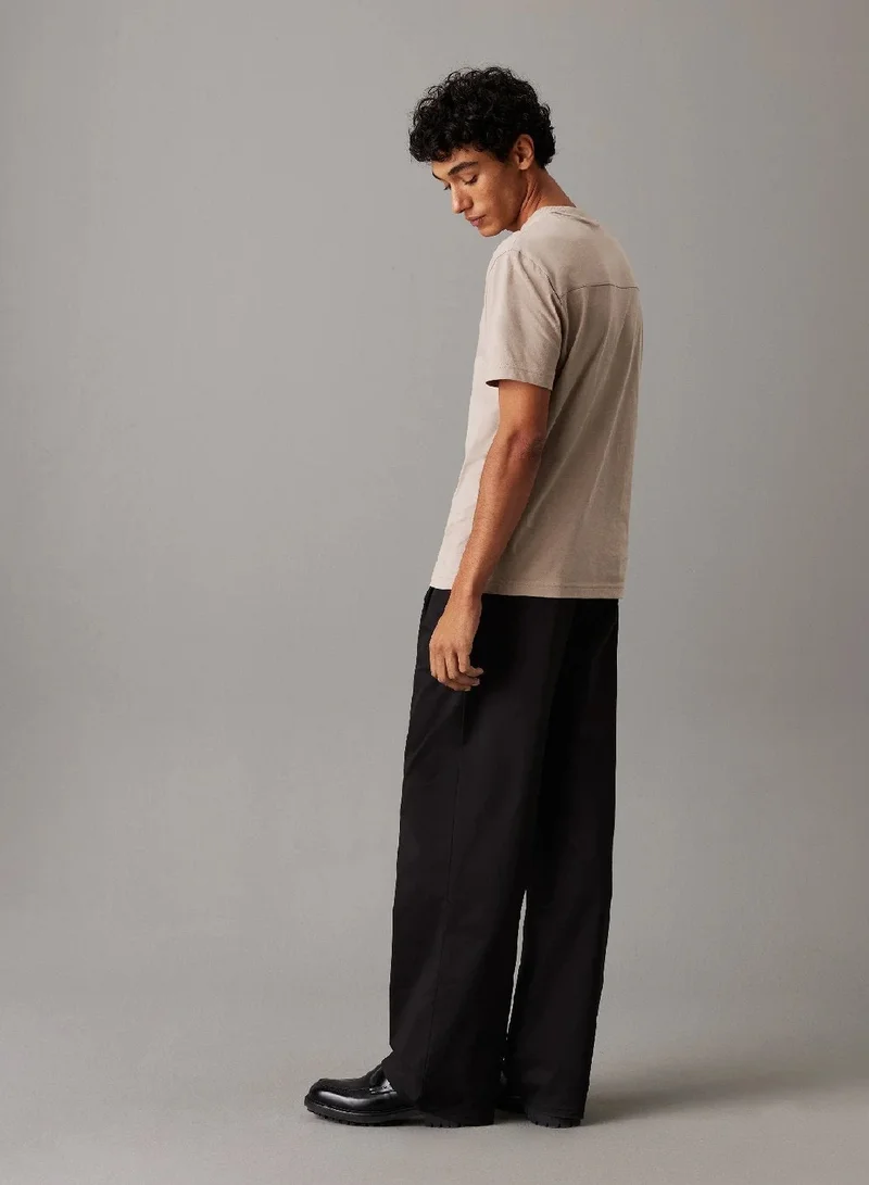 كالفن كلاين تيشرت مزين بشعار كلفن كلاين